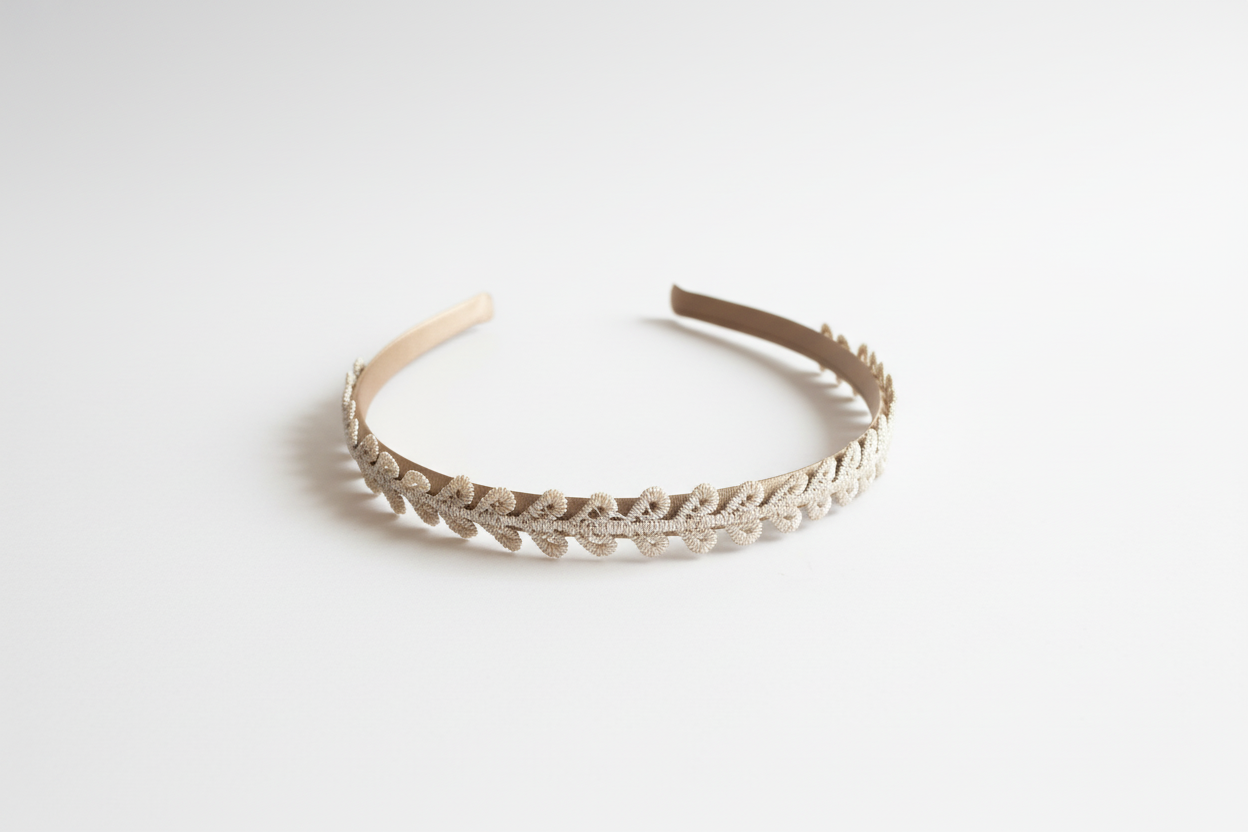 Beige bladeren haarband witte achtergrond
