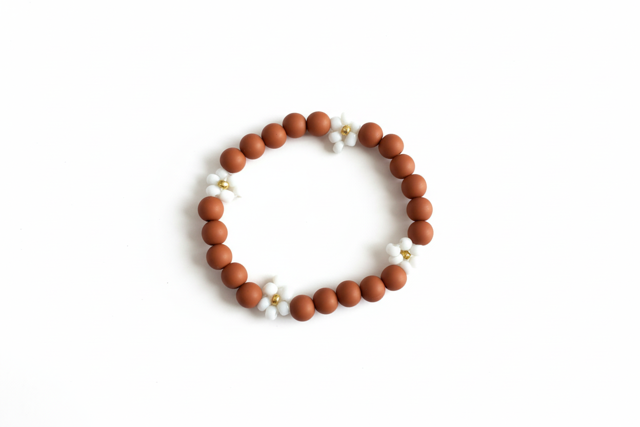 Bruine bloemen armband witte achtergrond