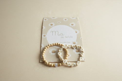 Crème armbanden met moederdagkaartje