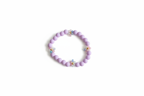 Lila bloemen armband witte achtergrond