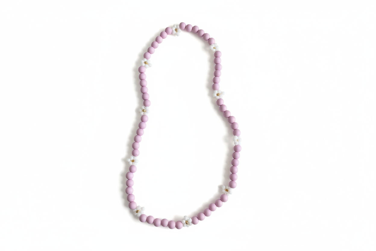 Lila kralen ketting witte achtergrond