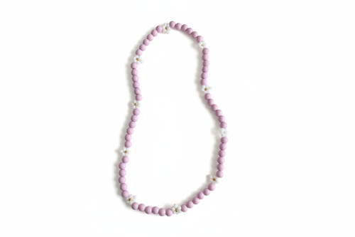 Lila kralen ketting witte achtergrond