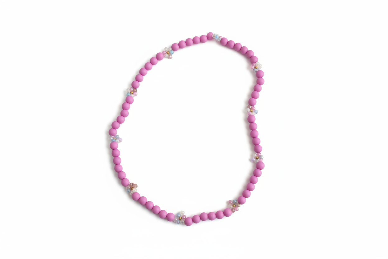 Roze kralen ketting witte achtergrond