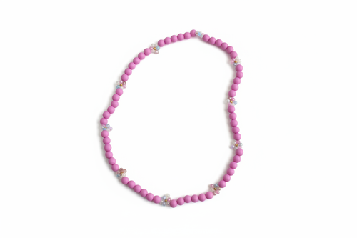 Roze kralen ketting witte achtergrond