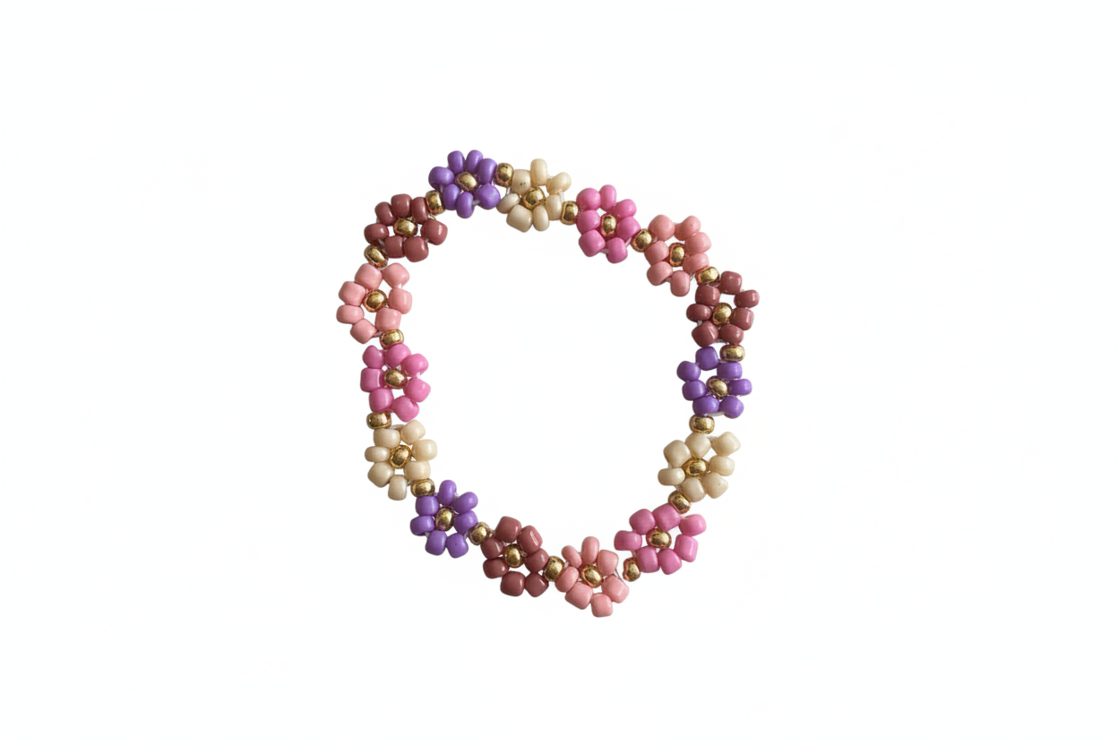 Roze/paarse bloemen armband witte achtergrond