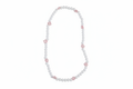 Witte kralen ketting roze bloemetjes witte achtergrond