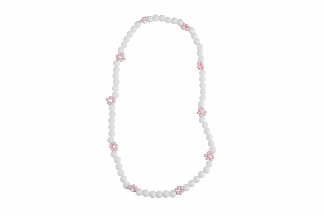 Witte kralen ketting roze bloemetjes witte achtergrond