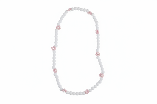 Witte kralen ketting roze bloemetjes witte achtergrond